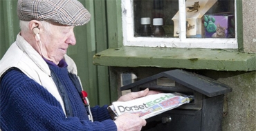 是的，你没看错，送报员也能送快递